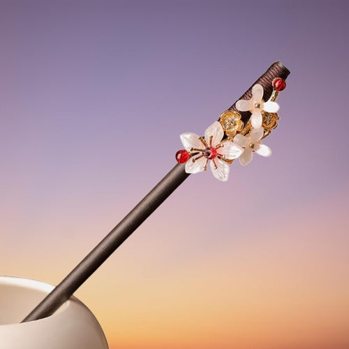 The Scent of a Thousand Petals: A Flower-Shaped Hairpin's Delicate Grace