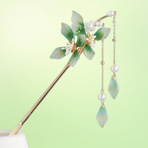 Emerald Dewdrop: Flowing Tassel Hairpin, A Timeless Charm