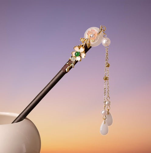 Moonlit Jade Aria: A Peace Coin Hairpin's Blessed Song